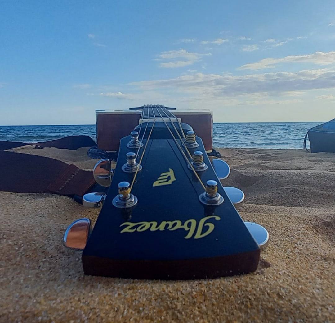 Головка бас-гитары Ibanez на фоне моря